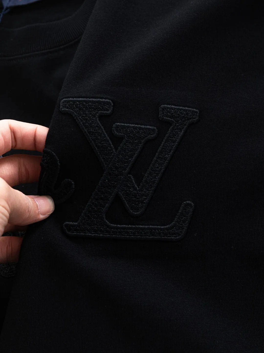 🅿️220 Louis Vuitton 1V LV slightly wide version S-XL LV 26ss new product counters are on the shelves at the same time. Multiple craftsmanship. Three-dimensional water-soluble cotton letters on the chest🪡 embroidery + water-soluble cotton large letters logo on the back🪡 embroidery. Round neck short-sleeved T-shirt, same style for men and women! Consigned to one-to-one creation. Synchronized with the official website, pure cotton fabrics at the counter! It is close to the skin and comfortable, durable and easy to wear. It has a classic and simple logo design and meticulous original craftsmanship. Short-sleeves, a must-have item for men, do not appear to be the same for the general public, but must be unique and eye-catching. This LV short-sleeve is all about quality, comfort, the same shape and fashion as always, including fabrics and cutting techniques. All of them have been made with great effort! 320 grams of washed pure cotton fabric, pure cotton is breathable, very refreshing and comfortable for daily wear. The rib knitting on the neckline is smooth and tight, and the neckline will not be skewed if you toss it at will. The loose version, you will find that it looks really good on the upper body. The overall is minimalist and neat, super versatile for daily use! Pair it casually with a pair of pants for a youthful look. A T-shirt will make your outfit crazy. It is a fashionable item that can never go wrong! Color: Black White Size: S-XL Size chart: S: Shoulder width 50-Bust 56-Length 70 M: Shoulder width 52-Bust 57-Length 72 L: Shoulder width 54-Bust 59-Length 74 XL: Shoulder width 56-Bust 62-Length 76